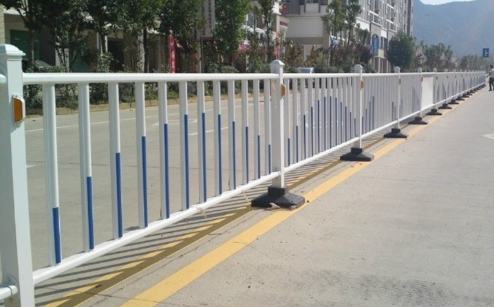邯鄲涉縣城區玻璃鋼護欄正式“上崗”對拐彎、掉頭作用很大